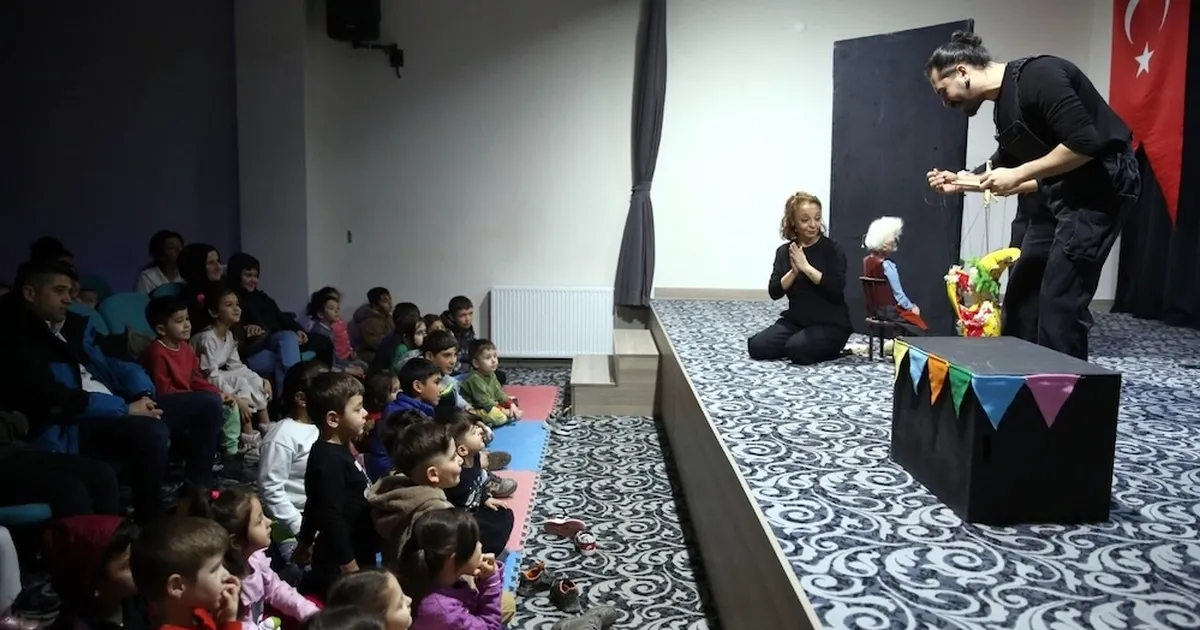 Eskişehir kırsalında çocuklara Pinokyo oyunu
