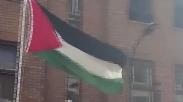 londrada tarihi anlar buyukelcilik onunde filistin bayragi boyle gondere cekildi vtMfYH5s