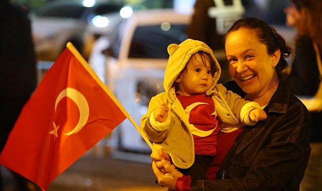 karabaglar da coskulu cumhuriyet korteji KnbKBRdT.jpg