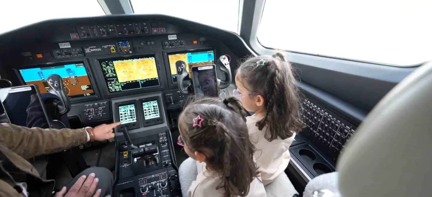 ulastirma bakani ucak inislerini izleyen ikiz kardesleri agirladi UAt3e4Xt