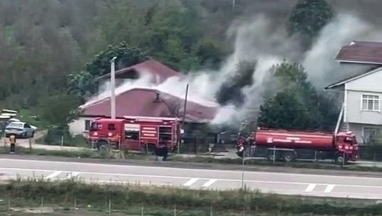 yanginda tek katli ev kullanilamaz hale geldi aFaxLOgA