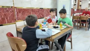 avcilarda-bir-esnaf-23-nisan-dolayisiyla-cocuklara-ucretsiz-yemek-ikram-etti-FVyJteaa