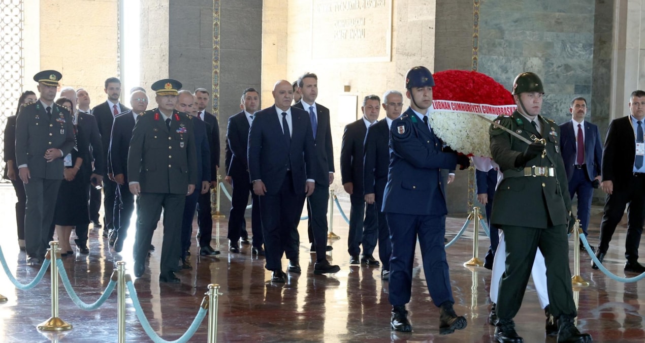 Lübnan Cumhurbaşkanı Ankara’ya geldiği gibi Anıtkabir’e çelenk bıraktı