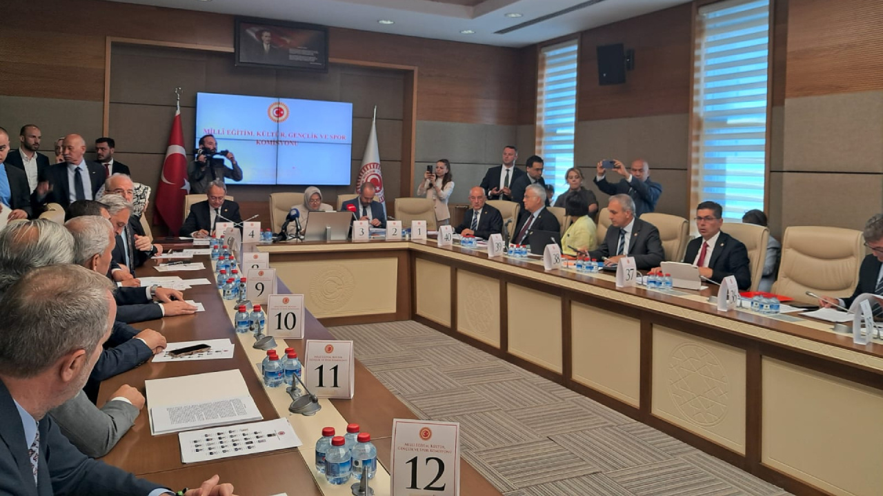 Mecliste dem partili ve akpli vekiller birbirine girdi siz de goreceksiniz cM8eCUGE