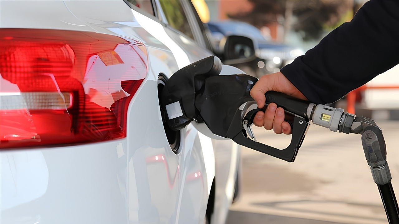 Petrol ve kur baskısı birleşti: Gece yarısı pompaya büyük zam yansıdı Petrol ve kur baskisi birlesti gece yarisi pompaya buyuk zam yansidi zAcUb6Ry